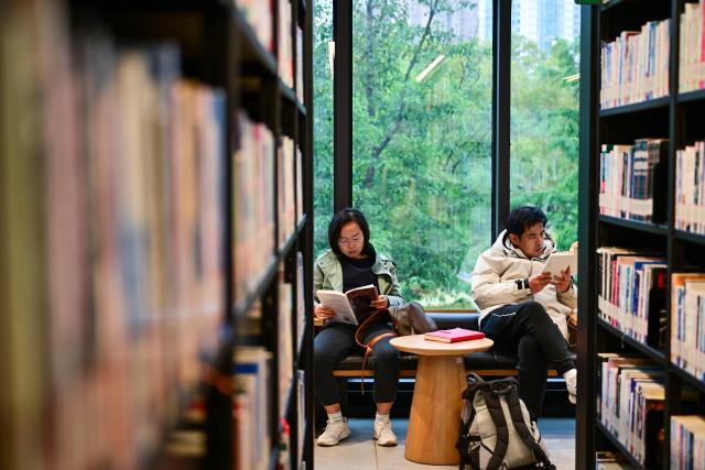 (251109) -- SHANGHAI, Nov. 9, 2025 (Xinhua) -- People read books at a public library in east China's Shanghai, Nov. 9, 2025. In recent years, Shanghai has focused on optimizing historical and cultural districts, developing urban cultural lifestyle areas, enriching citizens' cultural lives, and promoting the deep integration of culture and tourism. (Xinhua/Cai Xiangxin)