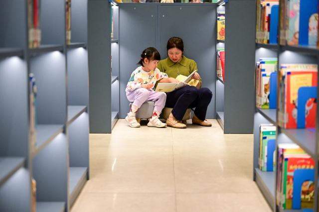 (251109) -- SHANGHAI, Nov. 9, 2025 (Xinhua) -- People read books at a public library in east China's Shanghai, Nov. 9, 2025. In recent years, Shanghai has focused on optimizing historical and cultural districts, developing urban cultural lifestyle areas, enriching citizens' cultural lives, and promoting the deep integration of culture and tourism. (Xinhua/Cai Xiangxin)