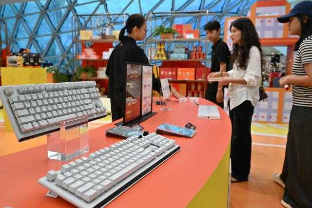 (251109) -- SANYA, Nov. 9, 2025 (Xinhua) -- Customers shop at a duty-free shopping mall in Sanya, south China's Hainan Province, Nov. 9, 2025. The Haikou Customs supervised a total of 506 million yuan (about 71 million U.S. dollars) in duty-free sales from approximately 72,900 shoppers during the first week (from Nov. 1 to 7) of the implementation of the expanded offshore duty-free policy. This represents a year-on-year increase of 34.86 percent in sales value, and 3.37 percent in the number of shoppers.
   The island province of Hainan broadened the scope of its offshore duty-free goods by adding two new goods categories, namely pet supplies and portable musical instruments. After this adjustment which took effect on Nov. 1, the island's offshore duty-free shopping list covers a total of 47 goods categories. (Xinhua/Guo Cheng)