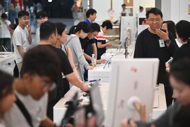 (251109) -- SANYA, Nov. 9, 2025 (Xinhua) -- Customers shop at a duty-free shopping mall in Sanya, south China's Hainan Province, Nov. 9, 2025. The Haikou Customs supervised a total of 506 million yuan (about 71 million U.S. dollars) in duty-free sales from approximately 72,900 shoppers during the first week (from Nov. 1 to 7) of the implementation of the expanded offshore duty-free policy. This represents a year-on-year increase of 34.86 percent in sales value, and 3.37 percent in the number of shoppers.
   The island province of Hainan broadened the scope of its offshore duty-free goods by adding two new goods categories, namely pet supplies and portable musical instruments. After this adjustment which took effect on Nov. 1, the island's offshore duty-free shopping list covers a total of 47 goods categories. (Xinhua/Guo Cheng)