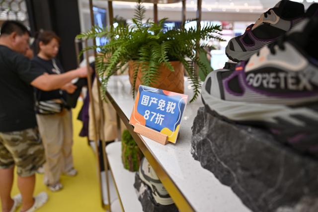 (251109) -- SANYA, Nov. 9, 2025 (Xinhua) -- Customers shop at a duty-free shopping mall in Sanya, south China's Hainan Province, Nov. 9, 2025. The Haikou Customs supervised a total of 506 million yuan (about 71 million U.S. dollars) in duty-free sales from approximately 72,900 shoppers during the first week (from Nov. 1 to 7) of the implementation of the expanded offshore duty-free policy. This represents a year-on-year increase of 34.86 percent in sales value, and 3.37 percent in the number of shoppers.
   The island province of Hainan broadened the scope of its offshore duty-free goods by adding two new goods categories, namely pet supplies and portable musical instruments. After this adjustment which took effect on Nov. 1, the island's offshore duty-free shopping list covers a total of 47 goods categories. (Xinhua/Guo Cheng)