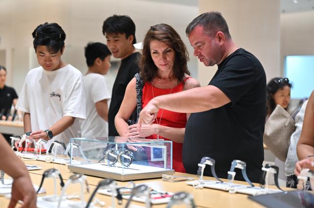 (251109) -- SANYA, Nov. 9, 2025 (Xinhua) -- Foreign customers shop at a duty-free shopping mall in Sanya, south China's Hainan Province, Nov. 9, 2025. The Haikou Customs supervised a total of 506 million yuan (about 71 million U.S. dollars) in duty-free sales from approximately 72,900 shoppers during the first week (from Nov. 1 to 7) of the implementation of the expanded offshore duty-free policy. This represents a year-on-year increase of 34.86 percent in sales value, and 3.37 percent in the number of shoppers.
   The island province of Hainan broadened the scope of its offshore duty-free goods by adding two new goods categories, namely pet supplies and portable musical instruments. After this adjustment which took effect on Nov. 1, the island's offshore duty-free shopping list covers a total of 47 goods categories. (Xinhua/Guo Cheng)