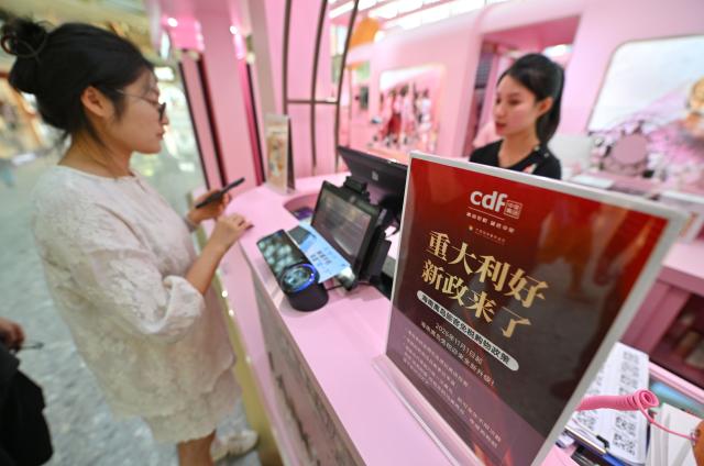 (251109) -- SANYA, Nov. 9, 2025 (Xinhua) -- A customer shops at a duty-free shopping mall in Sanya, south China's Hainan Province, Nov. 9, 2025. The Haikou Customs supervised a total of 506 million yuan (about 71 million U.S. dollars) in duty-free sales from approximately 72,900 shoppers during the first week (from Nov. 1 to 7) of the implementation of the expanded offshore duty-free policy. This represents a year-on-year increase of 34.86 percent in sales value, and 3.37 percent in the number of shoppers.
   The island province of Hainan broadened the scope of its offshore duty-free goods by adding two new goods categories, namely pet supplies and portable musical instruments. After this adjustment which took effect on Nov. 1, the island's offshore duty-free shopping list covers a total of 47 goods categories. (Xinhua/Guo Cheng)