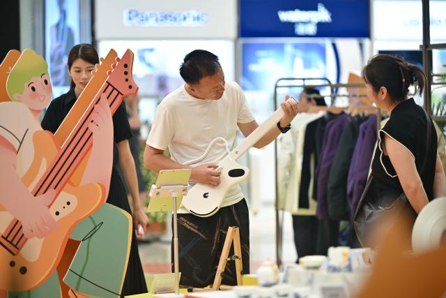 (251109) -- SANYA, Nov. 9, 2025 (Xinhua) -- Customers shop at a duty-free shopping mall in Sanya, south China's Hainan Province, Nov. 9, 2025. The Haikou Customs supervised a total of 506 million yuan (about 71 million U.S. dollars) in duty-free sales from approximately 72,900 shoppers during the first week (from Nov. 1 to 7) of the implementation of the expanded offshore duty-free policy. This represents a year-on-year increase of 34.86 percent in sales value, and 3.37 percent in the number of shoppers.
   The island province of Hainan broadened the scope of its offshore duty-free goods by adding two new goods categories, namely pet supplies and portable musical instruments. After this adjustment which took effect on Nov. 1, the island's offshore duty-free shopping list covers a total of 47 goods categories. (Xinhua/Guo Cheng)