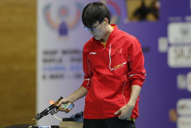 (251109) -- CAIRO, Nov. 9, 2025 (Xinhua) -- Ni Zhixin of China is seen during the 25m rapid fire pistol men's final of shooting at the 2025 ISSF World Championship Rifle/Pistol in Cairo, Egypt, on Nov. 9, 2025. (Xinhua/Ahmed Gomaa)