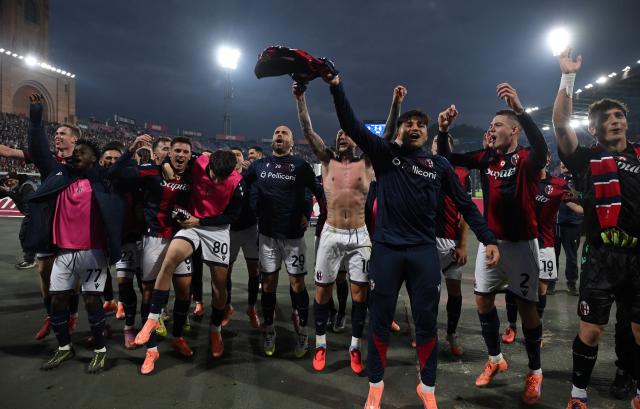 (251110) -- BOLOGNA, Nov. 10, 2025 (Xinhua) -- Bologna's players celebrate victory after a Serie A football match between Bologna and Napoli in Bologna, Italy, Nov. 9, 2025. (Photo by Alberto Lingria/Xinhua)