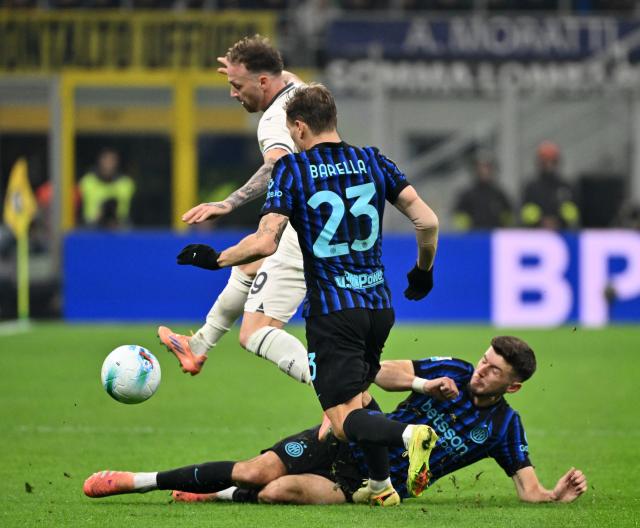 (251110) -- MILAN, Nov. 10, 2025 (Xinhua) -- Inter Milan's Nicolo Barella (C) and Peter Sucic (bottom) vies with Lazio's Manuel Lazzari during a Serie A football match between Inter Milan and Lazio in Milan, Italy, Nov. 9, 2025. (Photo by Alberto Lingria/Xinhua)