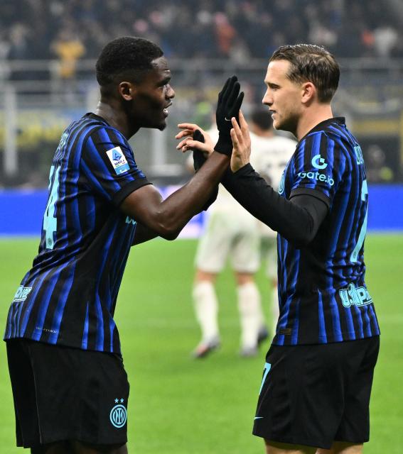 (251110) -- MILAN, Nov. 10, 2025 (Xinhua) -- Inter Milan's Ange-Yoan Bonny (L) celebrates his goal with teammate Piotr Zielinski during a Serie A football match between Inter Milan and Lazio in Milan, Italy, Nov. 9, 2025. (Photo by Alberto Lingria/Xinhua)
