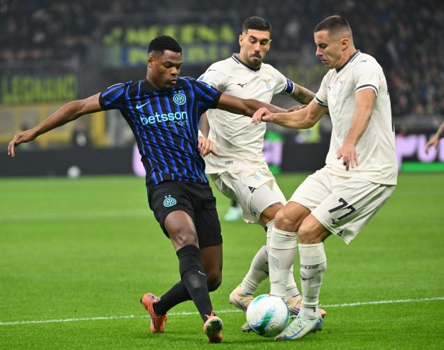 (251110) -- MILAN, Nov. 10, 2025 (Xinhua) -- Inter Milan's Denzel Dumfries (L) vies with Lazio's Adam Marusic during a Serie A football match between Inter Milan and Lazio in Milan, Italy, Nov. 9, 2025. (Photo by Alberto Lingria/Xinhua)