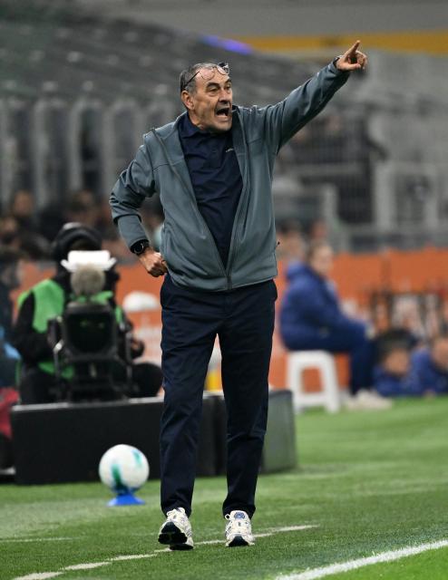 (251110) -- MILAN, Nov. 10, 2025 (Xinhua) -- Lazio's head coach Maurizio Sarri gestures during a Serie A football match between Inter Milan and Lazio in Milan, Italy, Nov. 9, 2025. (Photo by Alberto Lingria/Xinhua)