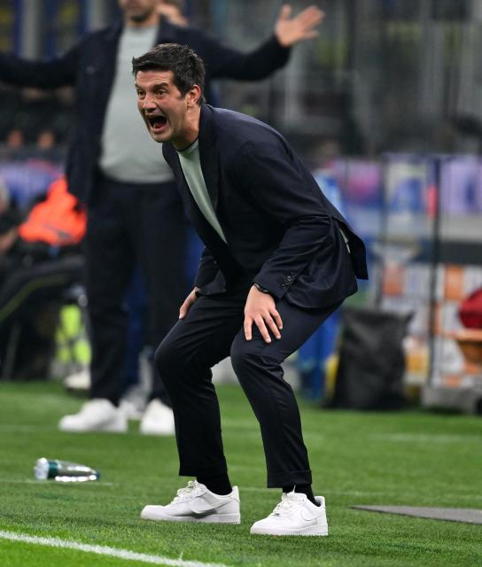 (251110) -- MILAN, Nov. 10, 2025 (Xinhua) -- Inter Milan's head coach Christian Chivu reacts during a Serie A football match between Inter Milan and Lazio in Milan, Italy, Nov. 9, 2025. (Photo by Alberto Lingria/Xinhua)
