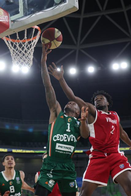 (251110) -- LJUBLJANA, Nov. 10, 2025 (Xinhua) -- Umoja Adeyemi Gibson (top L) of Cedevita Olimpija goes for a layup during the AdmiralBet ABA League 2025/2026 Round 6 between Cedevita Olimpija and Vienna in Ljubljana, Slovenia, Nov. 9, 2025. (Photo by Zeljko Stevanic/Xinhua)