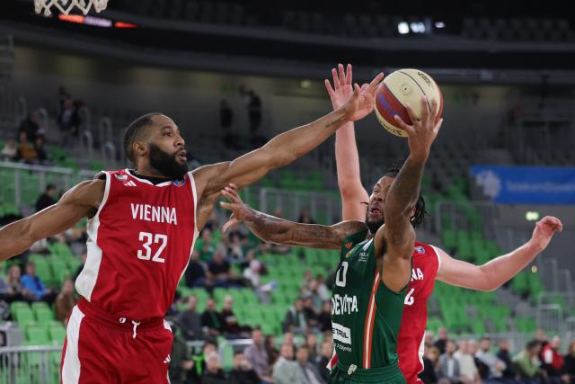 (251110) -- LJUBLJANA, Nov. 10, 2025 (Xinhua) -- DJ Stewart (C) of Cedevita Olimpija competes during the AdmiralBet ABA League 2025/2026 Round 6 between Cedevita Olimpija and Vienna in Ljubljana, Slovenia, Nov. 9, 2025. (Photo by Zeljko Stevanic/Xinhua)