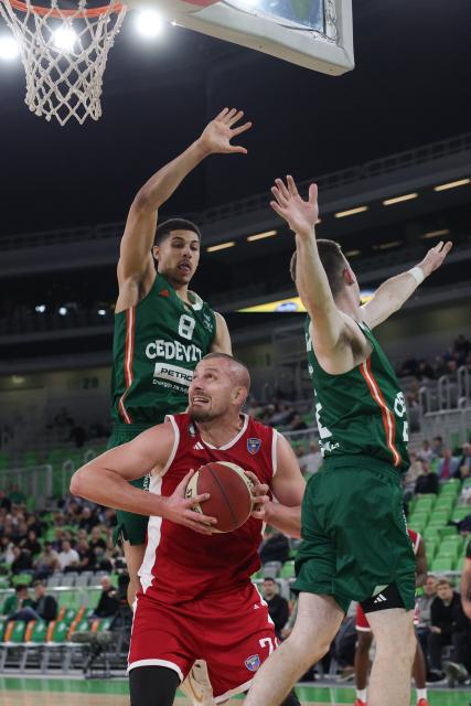 (251110) -- LJUBLJANA, Nov. 10, 2025 (Xinhua) -- Rasid Mahalbasic (C) of Vienna competes during the AdmiralBet ABA League 2025/2026 Round 6 between Cedevita Olimpija and Vienna in Ljubljana, Slovenia, Nov. 9, 2025. (Photo by Zeljko Stevanic/Xinhua)