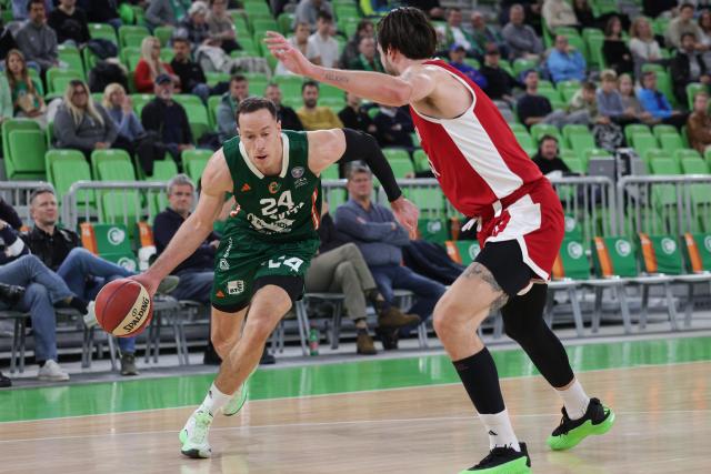 (251110) -- LJUBLJANA, Nov. 10, 2025 (Xinhua) -- David Skara (L) of Cedevita Olimpija competes during the AdmiralBet ABA League 2025/2026 Round 6 between Cedevita Olimpija and Vienna in Ljubljana, Slovenia, Nov. 9, 2025. (Photo by Zeljko Stevanic/Xinhua)