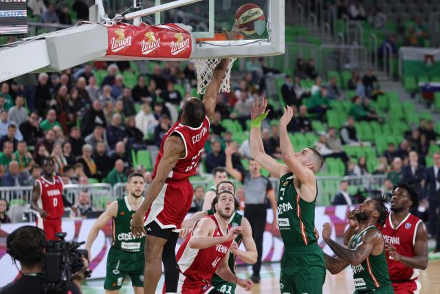 (251110) -- LJUBLJANA, Nov. 10, 2025 (Xinhua) -- Tekele Mozet Cotton (top L) of Vienna competes during the AdmiralBet ABA League 2025/2026 Round 6 between Cedevita Olimpija and Vienna in Ljubljana, Slovenia, Nov. 9, 2025. (Photo by Zeljko Stevanic/Xinhua)
