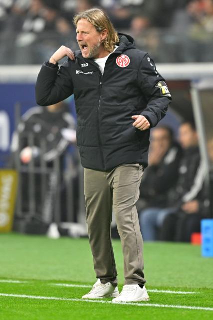 (251110) -- FRANKFURT, Nov. 10, 2025 (Xinhua) -- Bo Henriksen, head coach of FSV Mainz 05, gestures during the German first division Bundesliga football match between Eintracht Frankfurt and FSV Mainz 05 in Frankfurt, Germany, Nov. 9, 2025. (Photo by Ulrich Hufnagel/Xinhua)