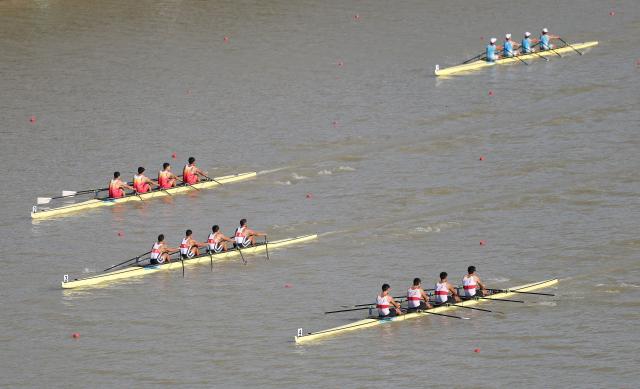 (251110) -- GUANGZHOU, Nov. 10, 2025 (Xinhua) -- Teams compete during the men's quadruple sculls final of rowing at China's 15th National Games in Guangzhou, south China's Guangdong Province, Nov. 10, 2025. (Xinhua/Pan Yulong)