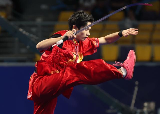 (251110) -- GUANGZHOU, Nov. 10, 2025 (Xinhua) -- Wang Langke of Sichuan competes during the men's Jianshu competition of Wushu Taolu team event at China's 15th National Games in Guangzhou, south China's Guangdong Province, Nov. 10, 2025. (Xinhua/Yang Shiyao)