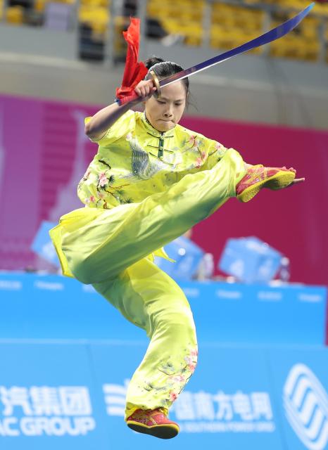 (251110) -- GUANGZHOU, Nov. 10, 2025 (Xinhua) -- Qin Yi of Chongqing competes during the women's Daoshu competition of Wushu Taolu team event at China's 15th National Games in Guangzhou, south China's Guangdong Province, Nov. 10, 2025. (Xinhua/Yang Shiyao)