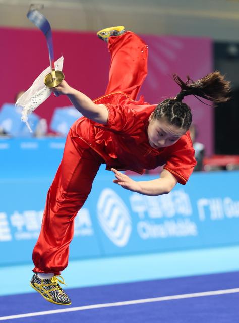 (251110) -- GUANGZHOU, Nov. 10, 2025 (Xinhua) -- Wang Qianqian of Beijing competes during the women's Daoshu competition of Wushu Taolu team event at China's 15th National Games in Guangzhou, south China's Guangdong Province, Nov. 10, 2025. (Xinhua/Yang Shiyao)
