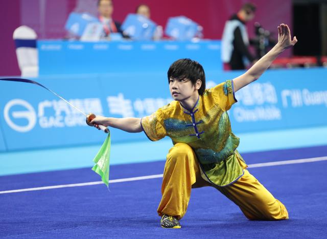 (251110) -- GUANGZHOU, Nov. 10, 2025 (Xinhua) -- Liu Xin of Jilin competes during the women's Daoshu competition of Wushu Taolu team event at China's 15th National Games in Guangzhou, south China's Guangdong Province, Nov. 10, 2025. (Xinhua/Yang Shiyao)