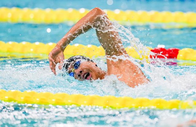 (251110) -- SHENZHEN, Nov. 10, 2025 (Xinhua) -- Zhang Zhanshuo of Shandong competes during the men's 400m freestyle preliminary of swimming event at China's 15th National Games in Shenzhen, south China's Guangdong Province, Nov. 10, 2025. (Xinhua/Tenzin Nyida)