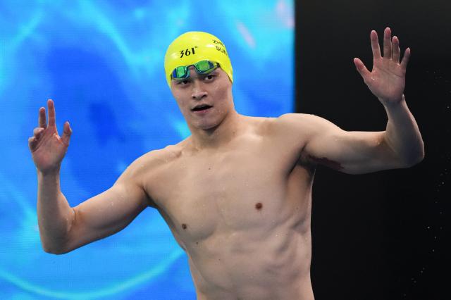 (251110) -- SHENZHEN, Nov. 10, 2025 (Xinhua) -- Sun Yang of Zhejiang greets spectators after the men's 400m freestyle preliminary of swimming event at China's 15th National Games in Shenzhen, south China's Guangdong Province, Nov. 10, 2025. (Xinhua/Xia Yifang)