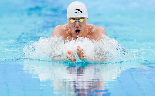 (251110) -- SHENZHEN, Nov. 10, 2025 (Xinhua) -- Qin Haiyang of Shanghai competes during the men's 100m breaststroke preliminary of swimming event at China's 15th National Games in Shenzhen, south China's Guangdong Province, Nov. 10, 2025. (Xinhua/Tenzin Nyida)
