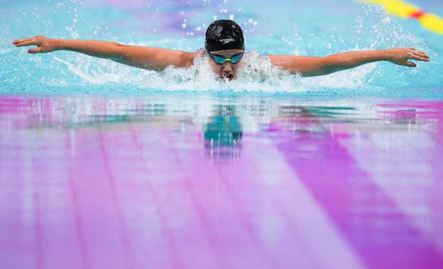(251110) -- SHENZHEN, Nov. 10, 2025 (Xinhua) -- Yu Zidi of Hebei competes during the women's 200m individual medley preliminary of swimming event at China's 15th National Games in Shenzhen, south China's Guangdong Province, Nov. 10, 2025. (Xinhua/Tenzin Nyida)