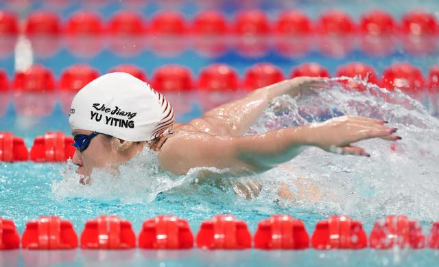 (251110) -- SHENZHEN, Nov. 10, 2025 (Xinhua) -- Yu Yiting of Zhejiang competes during the women's 200m individual medley preliminary of swimming event at China's 15th National Games in Shenzhen, south China's Guangdong Province, Nov. 10, 2025. (Xinhua/Xia Yifang)
