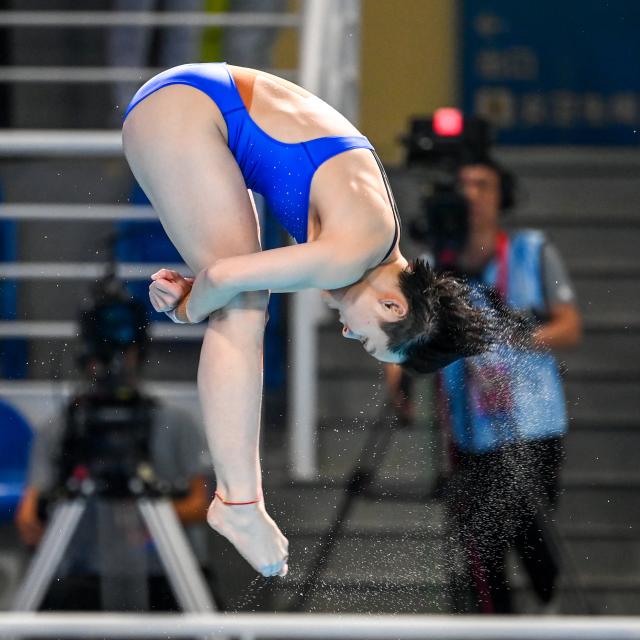(251110) -- GUANGZHOU, Nov. 10, 2025 (Xinhua) -- Chen Yiwen of Guangdong competes during the women's 3m springboard semifinal of diving event at China's 15th National Games in Guangzhou, south China's Guangdong Province, Nov. 10, 2025. (Xinhua/Tang Yi)
