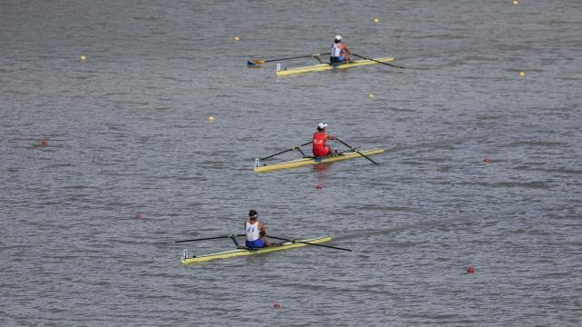 (251110) -- GUANGZHOU, Nov. 10, 2025 (Xinhua) -- Wang Sixuan (bottom) of Liaoning competes during the women's single sculls final of rowing at China's 15th National Games in Guangzhou, south China's Guangdong Province, Nov. 10, 2025. (Xinhua/Pan Yulong)
