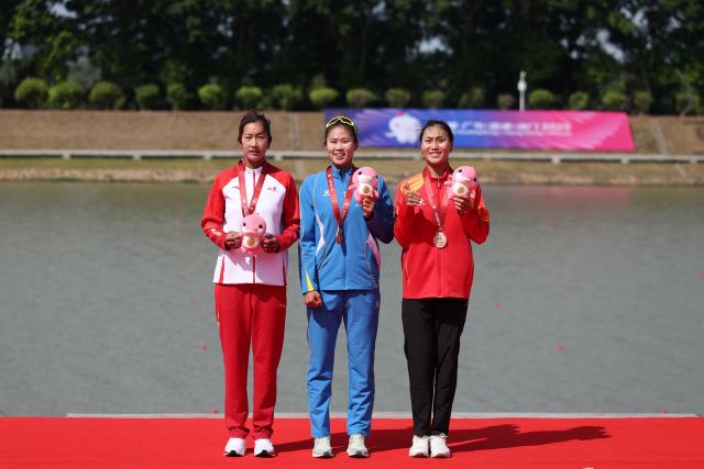 (251110) -- GUANGZHOU, Nov. 10, 2025 (Xinhua) -- Gold medalist Wang Sixuan (C) of Liaoning, silver medalist Lu Shiyu (L) of Shandong, bronze medalist Li Yan of Jiangxi pose during the awarding ceremony for the women's single sculls final of rowing at China's 15th National Games in Guangzhou, south China's Guangdong Province, Nov. 10, 2025. (Xinhua/Pan Yulong)