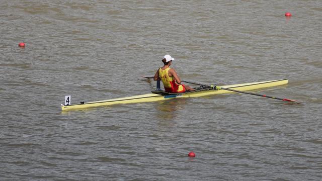 (251110) -- GUANGZHOU, Nov. 10, 2025 (Xinhua) -- Lu Shiyu of Shandong competes during the women's single sculls final of rowing at China's 15th National Games in Guangzhou, south China's Guangdong Province, Nov. 10, 2025. (Xinhua/Pan Yulong)