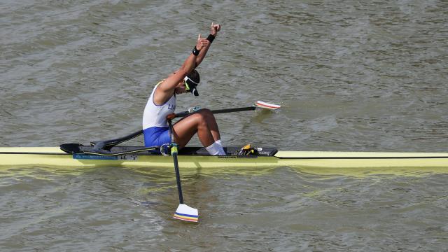 (251110) -- GUANGZHOU, Nov. 10, 2025 (Xinhua) -- Wang Sixuan of Liaoning celebrates after the women's single sculls final of rowing at China's 15th National Games in Guangzhou, south China's Guangdong Province, Nov. 10, 2025. (Xinhua/Pan Yulong)