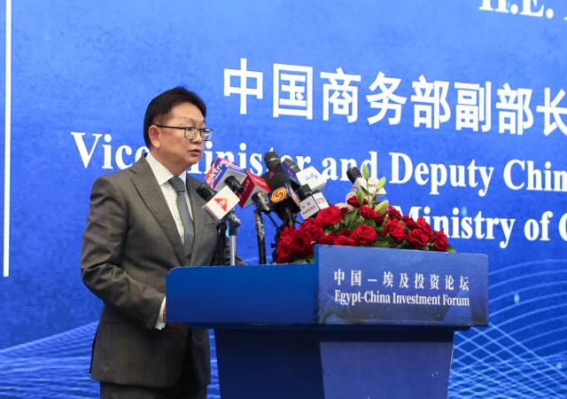 (251110) -- CAIRO, Nov. 10, 2025 (Xinhua) -- Ling Ji, vice minister of commerce and deputy China international trade representative, delivers a speech at the first China-Egypt Investment Forum in Cairo, Egypt, Nov. 9, 2025. Chinese and Egyptian senior officials, business leaders and investors convened on Sunday at the first China-Egypt Investment Forum in Cairo to explore new growth drivers for investment cooperation.
  Organized by the Chinese Embassy in Cairo, Egypt's General Authority for Investment and Free Zones, and the Egyptian Businessmen's Association, the event aimed to build a platform for communication and coordination, and jointly explore new growth drivers for investment cooperation.
   Bringing together over 200 Chinese and Egyptian enterprises, it featured a series of presentations and panel discussions, including sub-forums on cooperation in the fields of textile, new energy and the digital economy. (Xinhua/Sui Xiankai)