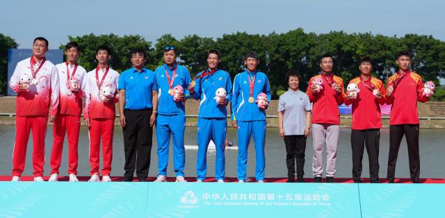 (251110) -- GUANGZHOU, Nov. 10, 2025 (Xinhua) -- Gold medalists Li Yawei/Sun Man of Liaoning (C), silver medalists Zhou Xuewu/Jiang Xuke of Guangdong (L) and bronze medalists Tang Haiqi/Yao Zikang of Jiangxi pose during the awarding ceremony after the men's lightweight double sculls final of rowing at China's 15th National Games in Guangzhou, south China's Guangdong Province, Nov. 10, 2025. (Xinhua/Xiao Ennan)