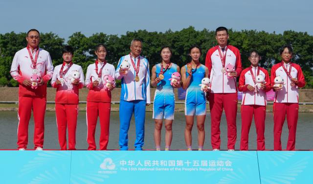 (251110) -- GUANGZHOU, Nov. 10, 2025 (Xinhua) -- Gold medalists Zou Jiaqi/Fu Ling of Zhejiang (C), silver medalists Ma Lin/Qiu Xiuping of Guangdong (L) and bronze medalists Shi Yifan/Bao Ziwen of Shandong pose during the awarding ceremony after the women's lightweight double sculls final of rowing at China's 15th National Games in Guangzhou, south China's Guangdong Province, Nov. 10, 2025. (Xinhua/Xiao Ennan)