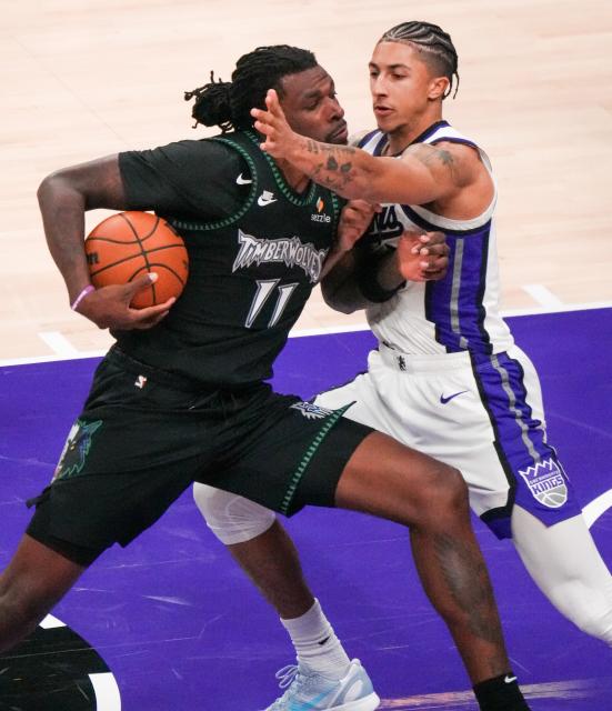 (251110) -- SACRAMENTO, Nov. 10, 2025 (Xinhua) -- Naz Reid (L) of Minnesota Timberwolves competes during the 2025-2026 NBA regular season match between Sacramento Kings and Minnesota Timberwolves in Sacramento, the United States, Nov. 9, 2025. (Photo by Sun Yuxuan/Xinhua)