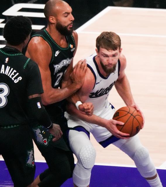 (251110) -- SACRAMENTO, Nov. 10, 2025 (Xinhua) -- Domantas Sabonis (R) of Sacramento Kings competes against Rudy Gobert (C) of Minnesota Timberwolves during the 2025-2026 NBA regular season match between Sacramento Kings and Minnesota Timberwolves in Sacramento, the United States, Nov. 9, 2025. (Photo by Sun Yuxuan/Xinhua)