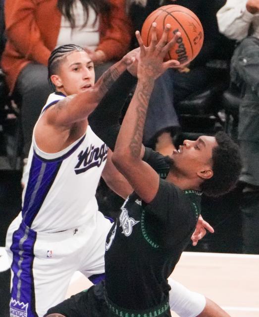 (251110) -- SACRAMENTO, Nov. 10, 2025 (Xinhua) -- Jaden McDaniels (R) of Minnesota Timberwolves competes during the 2025-2026 NBA regular season match between Sacramento Kings and Minnesota Timberwolves in Sacramento, the United States, Nov. 9, 2025. (Photo by Sun Yuxuan/Xinhua)