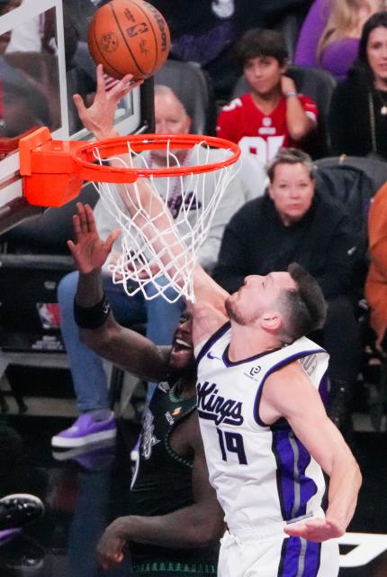 (251110) -- SACRAMENTO, Nov. 10, 2025 (Xinhua) -- Drew Eubanks of Sacramento Kings goes for a layup during the 2025-2026 NBA regular season match between Sacramento Kings and Minnesota Timberwolves in Sacramento, the United States, Nov. 9, 2025. (Photo by Sun Yuxuan/Xinhua)