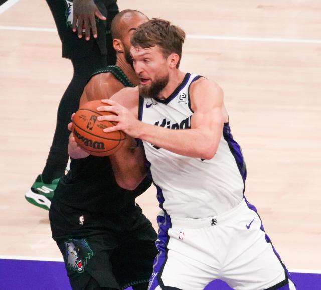 (251110) -- SACRAMENTO, Nov. 10, 2025 (Xinhua) -- Domantas Sabonis (R) of Sacramento Kings competes during the 2025-2026 NBA regular season match between Sacramento Kings and Minnesota Timberwolves in Sacramento, the United States, Nov. 9, 2025. (Photo by Sun Yuxuan/Xinhua)