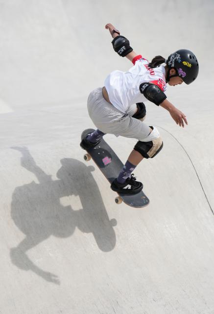 (251110) -- HUIZHOU, Nov. 10, 2025 (Xinhua) -- Hu Yihan of Jiangsu competes during the women's park semifinals of skateboarding at China's 15th National Games in Huizhou, south China's Guangdong Province, Nov. 10, 2025. (Xinhua/Liu Kun)