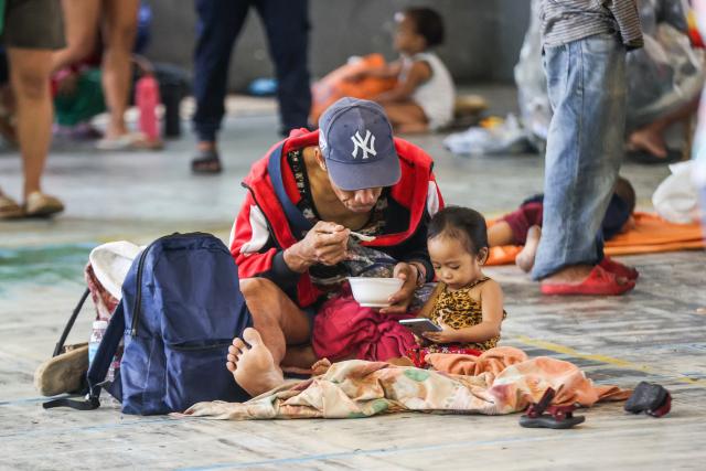 (251110) -- MANILA, Nov. 10, 2025 (Xinhua) -- Residents eat food provided by a local government unit inside an evacuation center as they take shelter from Super Typhoon Fung-wong in Manila, the Philippines, Nov. 10, 2025. Super Typhoon Fung-wong made landfall over Aurora province in the eastern part of Luzon Island of the Philippines on Sunday night, according to the state weather bureau.
   Fung-wong is the 21st tropical cyclone hitting the Philippines this year, surpassing the country's annual average of 20 storms. (Xinhua/Rouelle Umali)