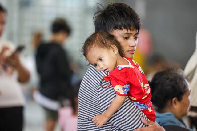 (251110) -- MANILA, Nov. 10, 2025 (Xinhua) -- Residents are seen inside an evacuation center as they take shelter from Super Typhoon Fung-wong in Manila, the Philippines, Nov. 10, 2025. Super Typhoon Fung-wong made landfall over Aurora province in the eastern part of Luzon Island of the Philippines on Sunday night, according to the state weather bureau.
   Fung-wong is the 21st tropical cyclone hitting the Philippines this year, surpassing the country's annual average of 20 storms. (Xinhua/Rouelle Umali)