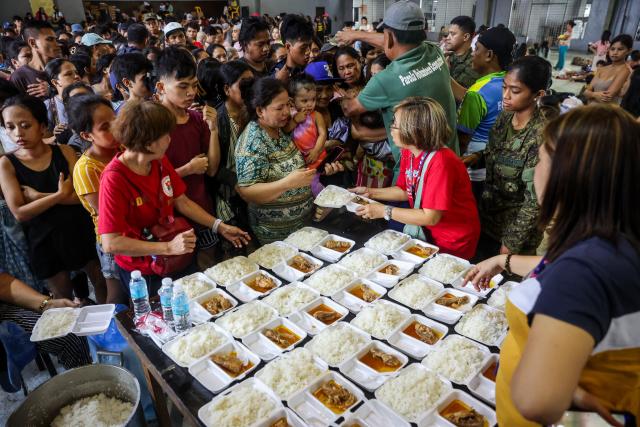 (251110) -- MANILA, Nov. 10, 2025 (Xinhua) -- Residents receive food provided by a local government unit inside an evacuation center as they take shelter from Super Typhoon Fung-wong in Manila, the Philippines, Nov. 10, 2025. Super Typhoon Fung-wong made landfall over Aurora province in the eastern part of Luzon Island of the Philippines on Sunday night, according to the state weather bureau.
   Fung-wong is the 21st tropical cyclone hitting the Philippines this year, surpassing the country's annual average of 20 storms. (Xinhua/Rouelle Umali)