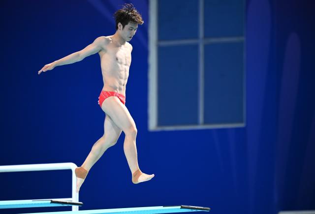 (251110) -- GUANGZHOU, Nov. 10, 2025 (Xinhua) -- Zheng Jiuyuan of Hubei competes during the men's 3m springboard final of diving at China's 15th National Games in Guangzhou, south China's Guangdong Province, Nov. 10, 2025. (Xinhua/Xiao Yijiu)