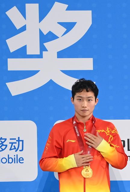 (251110) -- GUANGZHOU, Nov. 10, 2025 (Xinhua) -- Gold medalist Wang Zongyuan of Hubei reacts during the awarding ceremony for the men's 3m springboard of diving at China's 15th National Games in Guangzhou, south China's Guangdong Province, Nov. 10, 2025. (Xinhua/Tang Yi)